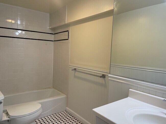 Building Photo - 152 Undercliff Ave