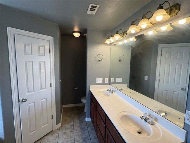 Building Photo - 1457 Prairie View Ave