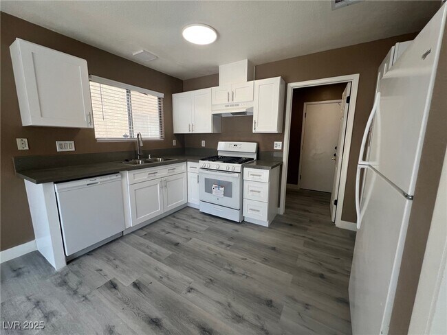 Building Photo - 1368 Torington Dr
