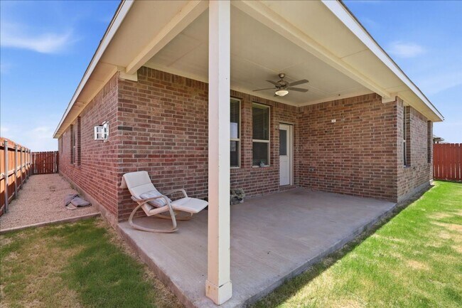 Building Photo - Like New Home