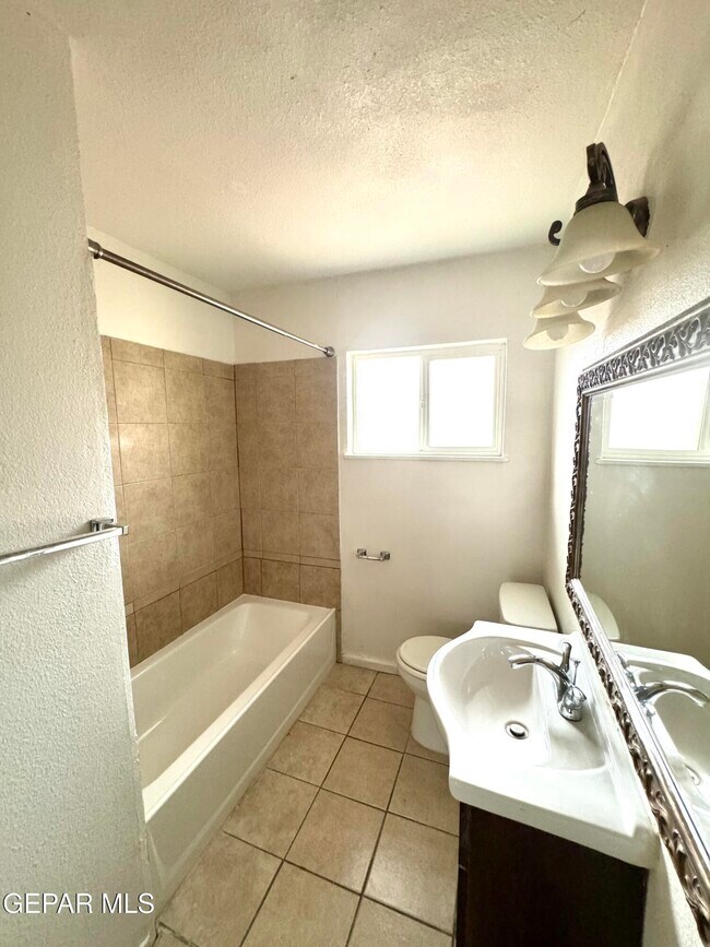 Building Photo - 209 San Saba Rd