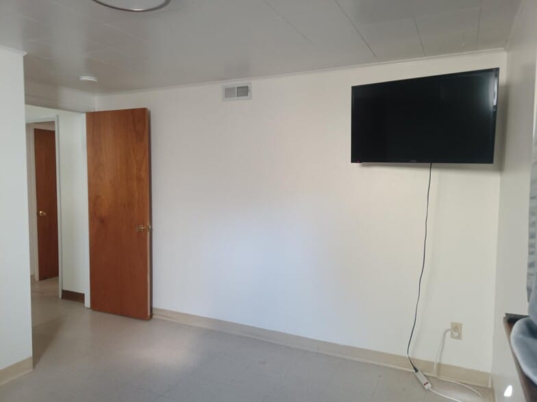 Building Photo - 335 W Kennedy Ave