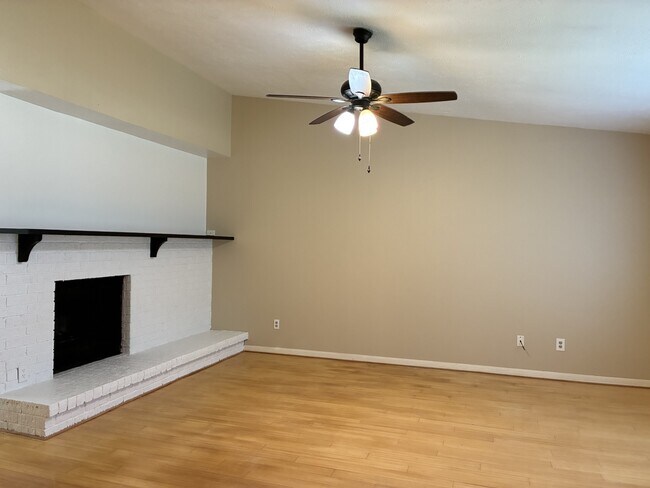 Building Photo - 2715 Kingfisher Dr