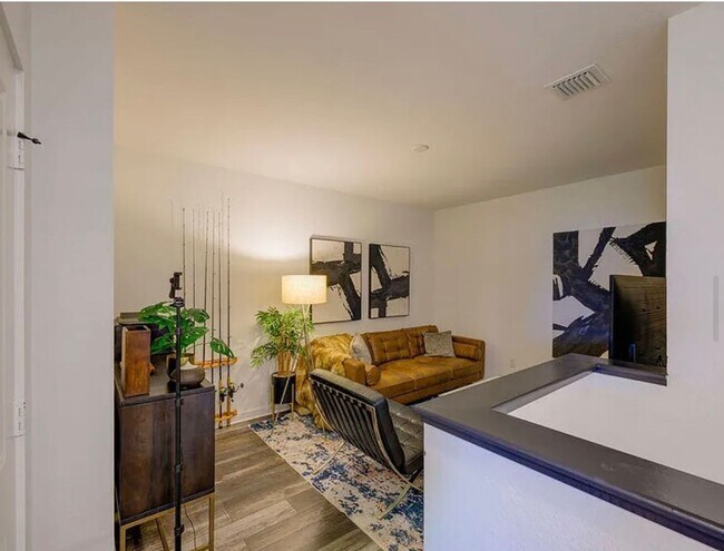 Building Photo - 3 Bedroom 2.5 Bathroom Townhome with 2 Car Garage and Fenced Patio!**ASK ABOUT MOVE IN SPECIAL**