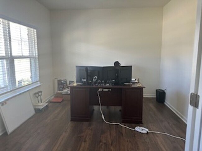 Building Photo - Knoxville 37932 - FULLY FURNISHED $3,300.0...