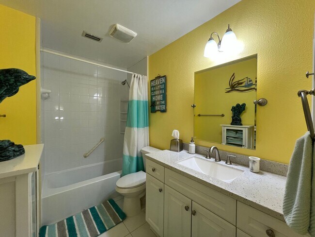 Building Photo - $3,300/month ** Short Term / Seasonal - Furnished ** 2 Bed / 1.5 Bath - Lakefront ** Single Famil...