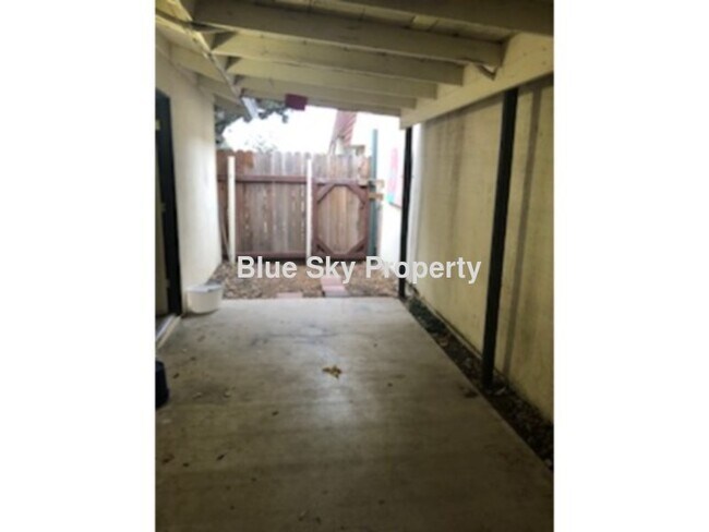 Building Photo - Apartment