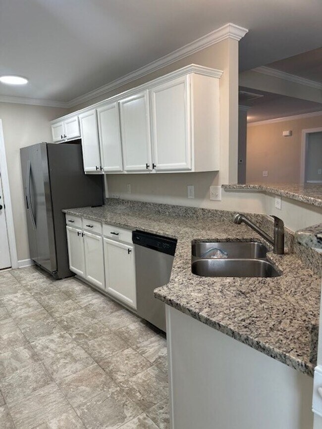 Building Photo - 3 Bed/2 Bath Home with Bonus Room & Screen...