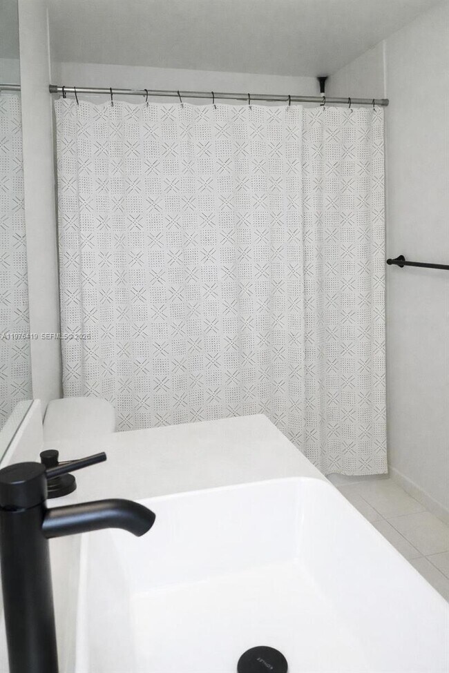 Building Photo - 1861 NW S River Dr