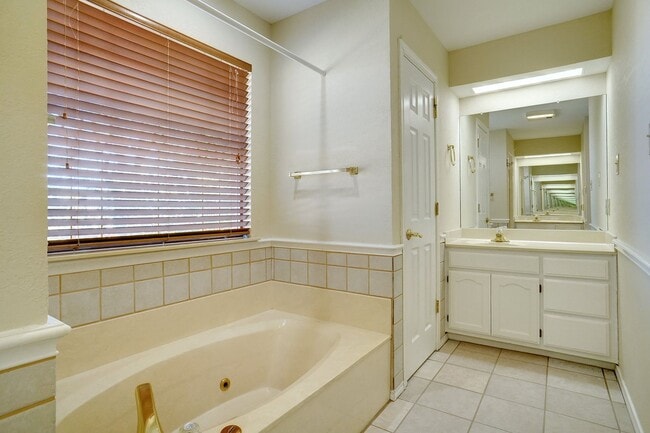 Building Photo - Beautiful Benbrook Home on Quarter Acre