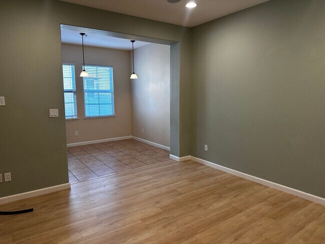 Building Photo - Beautiful tri-level Communications Hill home