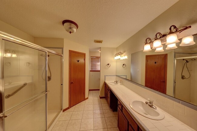 Building Photo - 115 Chaparral Pl W