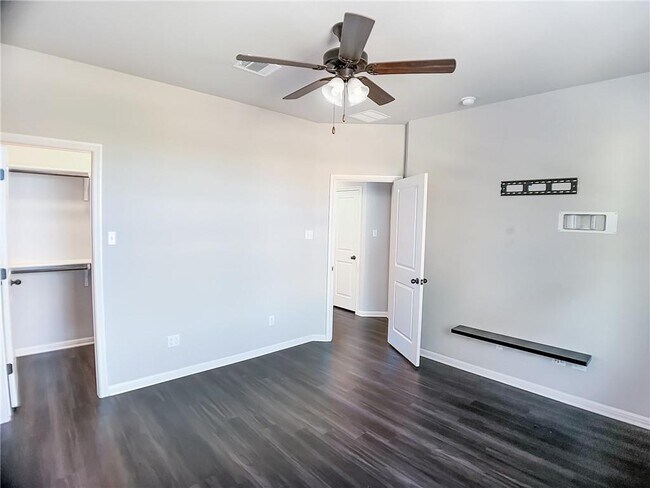 Building Photo - 308 S Brook Dr