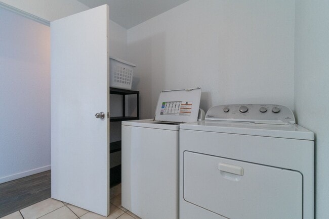 Building Photo - Fully remodeled, spacious 3BR/1.5BA/2PKG near Waikele