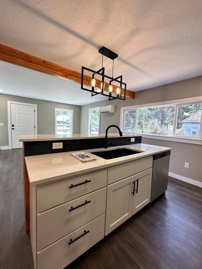 Building Photo - Gorgeous PET FRIENDLY fully remodeled house