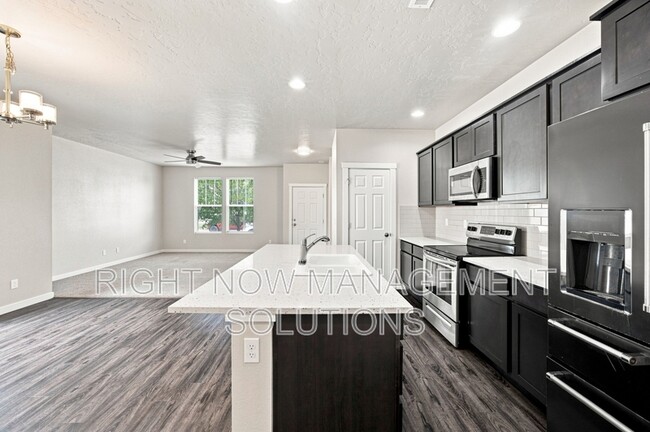 Building Photo - 10043 W Campville St