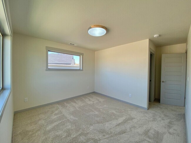 Building Photo - Stunning Southridge Rental with RV Garage & Luxury Finishes!