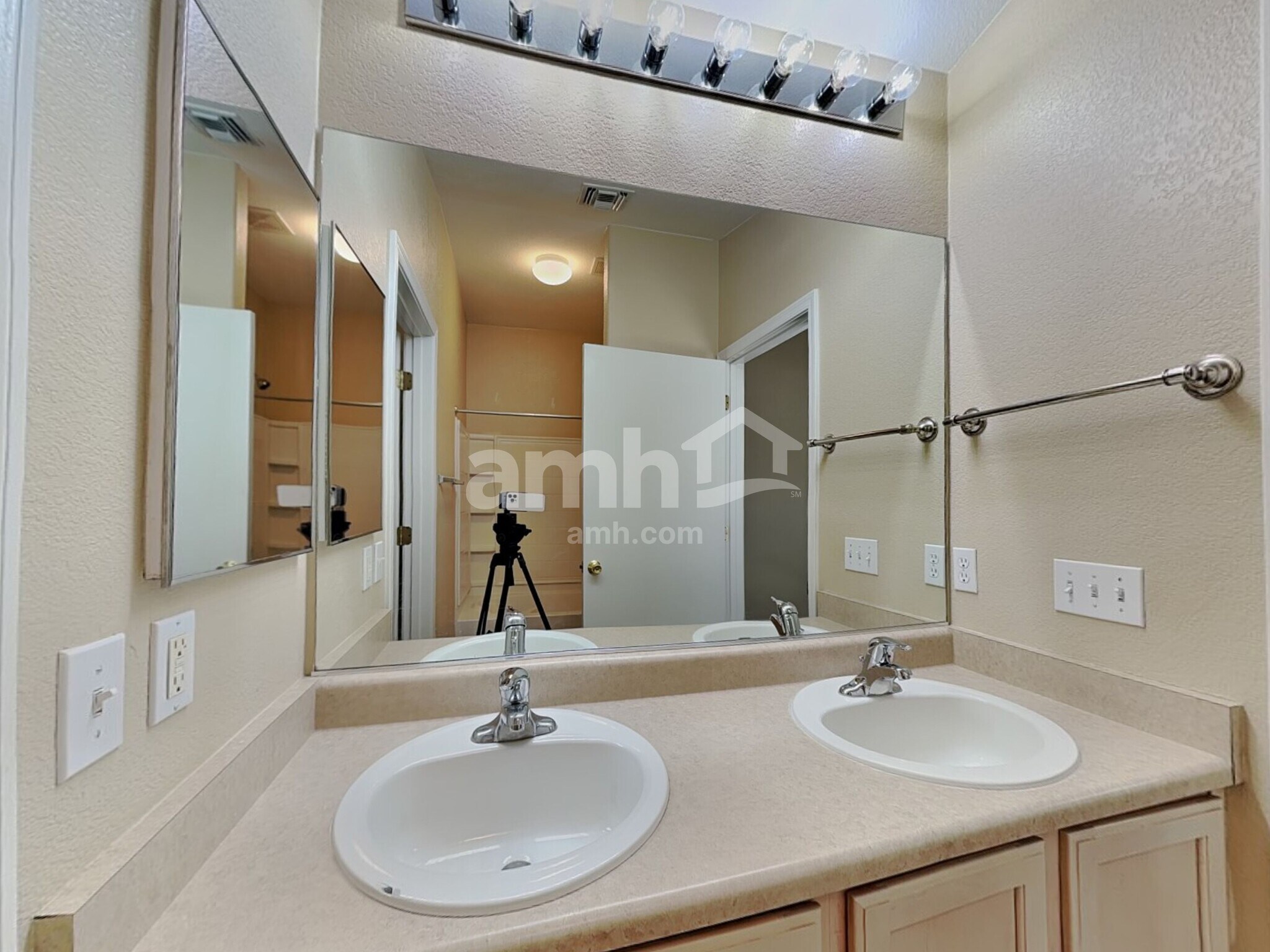 Building Photo - 2435 W Waterway Pl