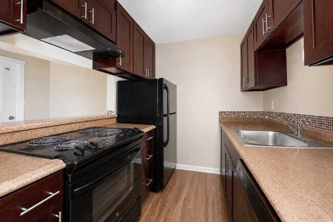 Building Photo - North Beacon Hill 1 Bedroom Apartment for Rent | Beacon Hill Light Rail Access, Balcony, Hardwood...