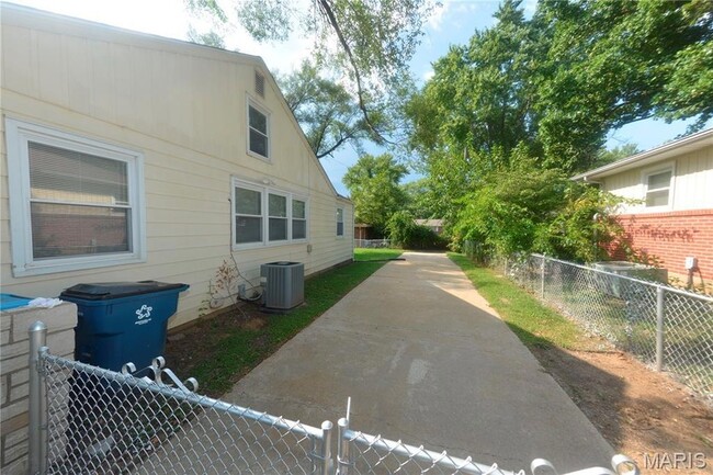 Building Photo - 1005 Hawthorn Ave