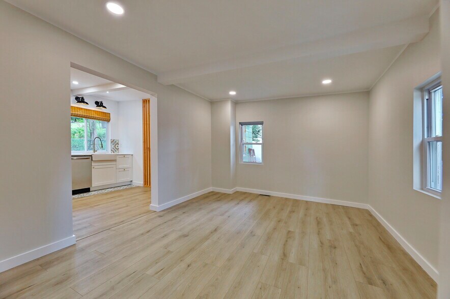 Building Photo - 205 Island Rd