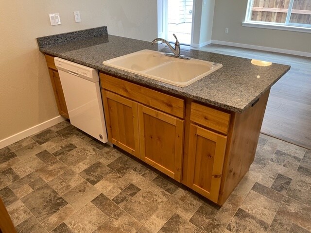 Building Photo - 1014 SW Stoney Creek Ln