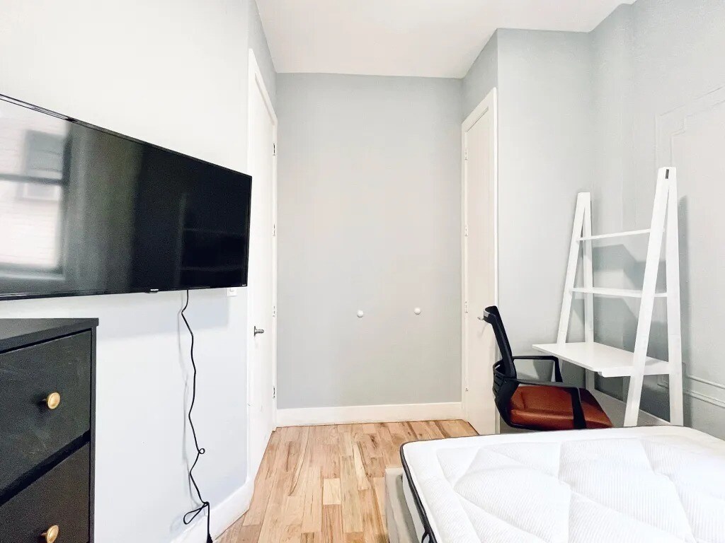 Building Photo - Furnished room/NOT APARTMENT