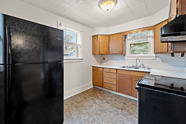 Building Photo - 25 E Chestnut Ave