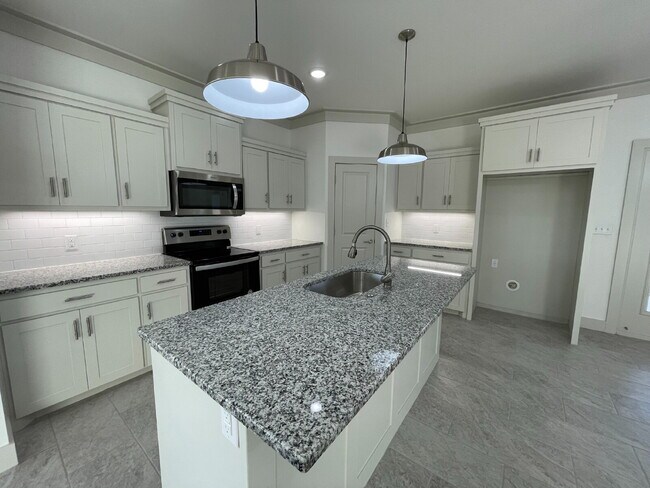 Building Photo - Recently Built 4/2/2 in Frenship ISD!