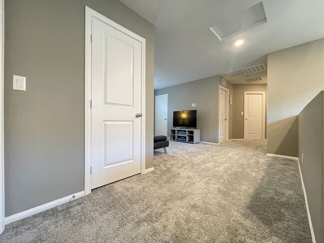 Building Photo - (Fully Furnished) 4 Bedroom + Loft,  3 Full Bath, Gated Community in SouthWest.