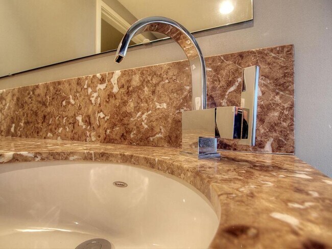 Building Photo - 915 Olive St