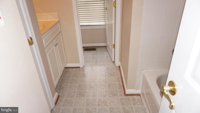 Building Photo - 405 Main St