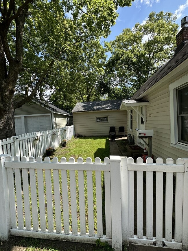 Building Photo - 1 Bed 1 Bath single family home near UWEC ...