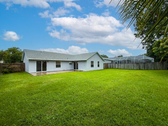 Building Photo - Spacious 3/2 with split plan and large fenced yard!