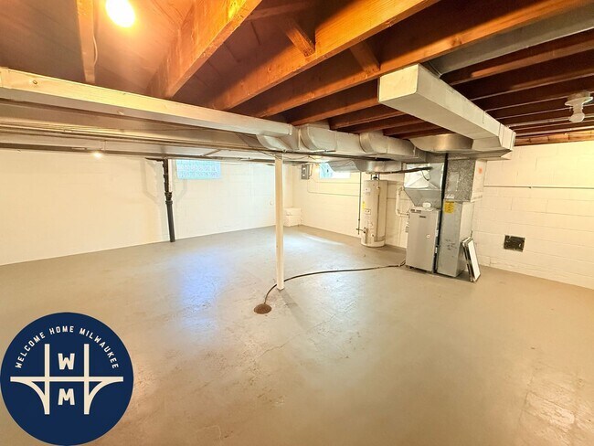 Building Photo - 10431 W Hillside Ave