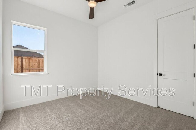Building Photo - 1007 Bridger Dr