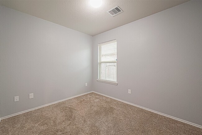 Building Photo - 14015 Lake Cres Dr