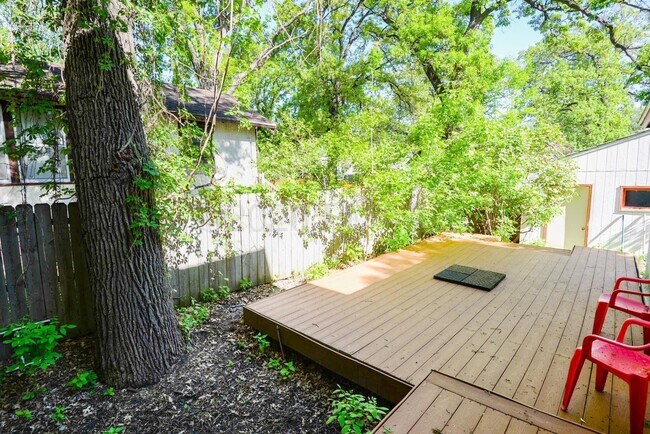 Building Photo - APPLICATION PENDING -- Gorgeous and spacio...