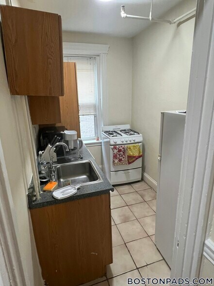 Building Photo - 364 Riverway