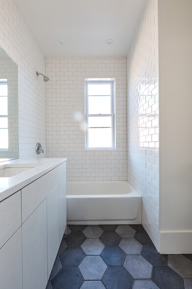 Building Photo - 2224 N Kimball Ave