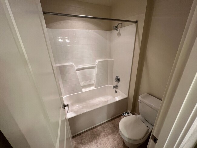 Building Photo - Spacious 5-Bed, 2.5-Bath Single-Family Home in Redmond