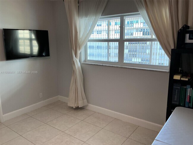 Building Photo - 400 Golden Isles Dr