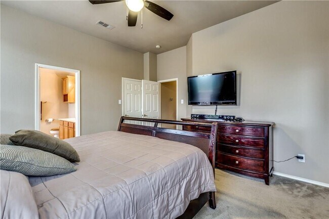 Building Photo - 5913 Dustin Trl