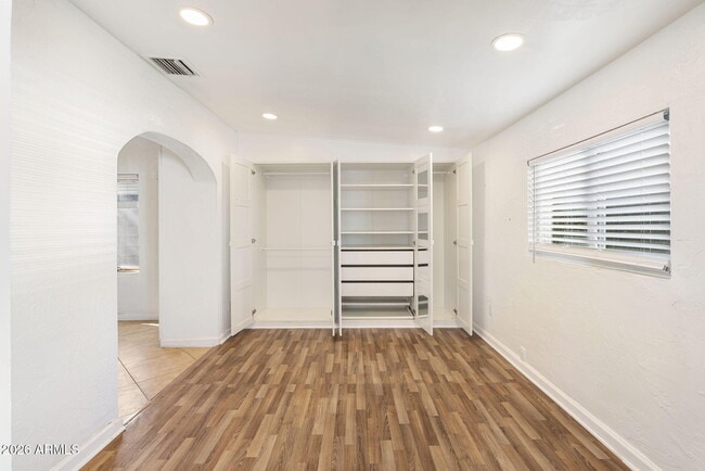 Building Photo - 930 E Whitton Ave