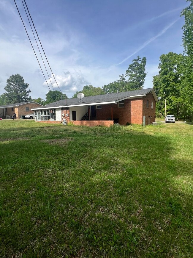 Building Photo - 2 Bedroom Duplex Available (Monroe)