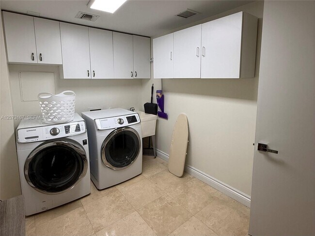 Building Photo - 20201 E Country Club Dr