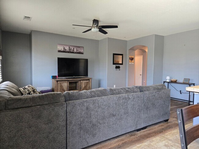 Building Photo - 4 BR 2 BA Availble Nov 18th