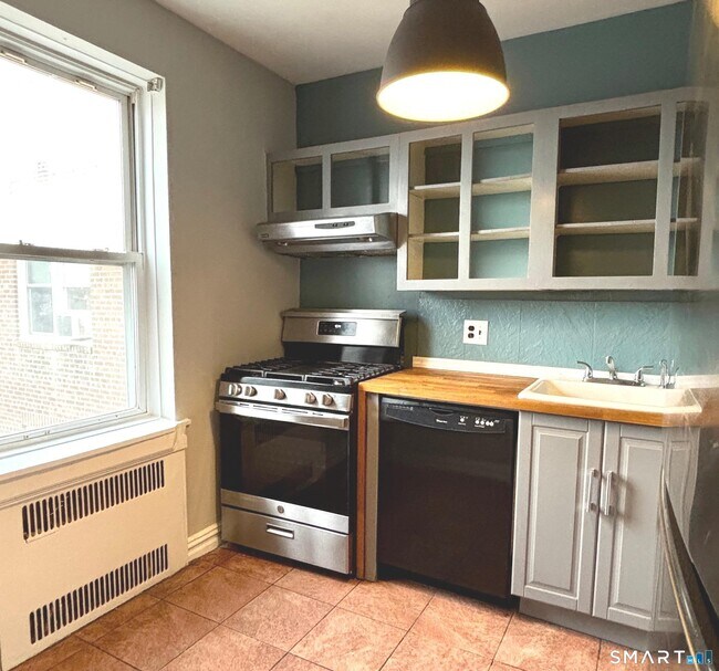 Building Photo - 70 Strawberry Hill Ave