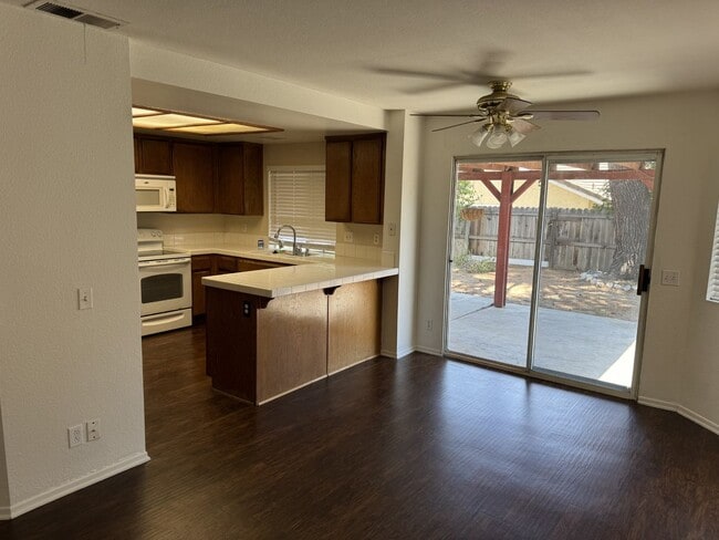 Building Photo - 4 bed 3 full bath house with 3 car attache...