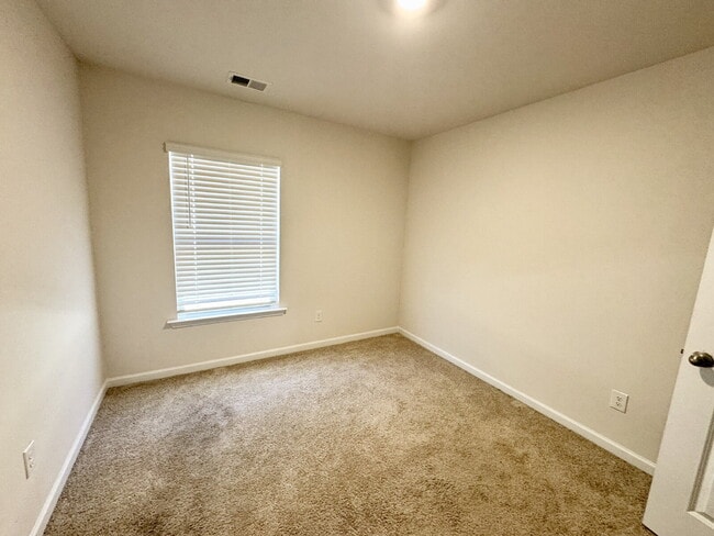 Building Photo - Charming 3-bedroom townhome ready to welcome a new family!